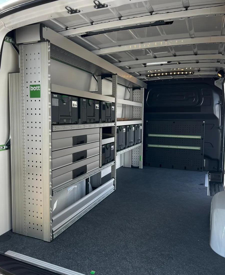Mit bott vario3 ausgebauter Transporter von Sturm Fahrzeugeinrichtungen